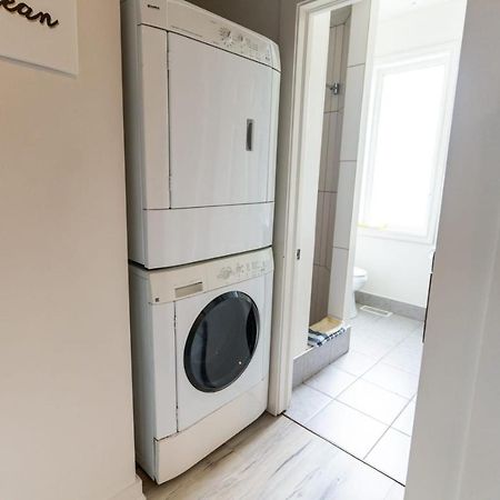 Modern 1 Bedroom Apartment With In-Suite Laundry ฮามิลตัน ภายนอก รูปภาพ